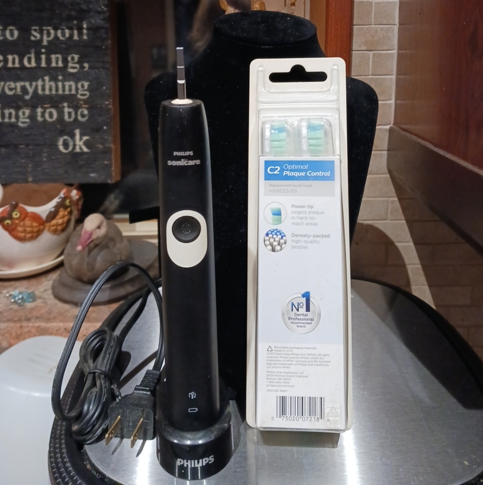 Phillips Sonicare Toothbrush HX681U w/2pk Replacement Heads.